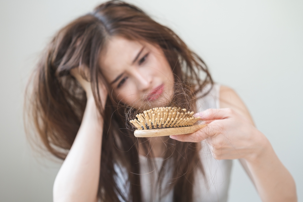 Capelli danneggiati, stupito, asiatico, giovane, donna, ragazza, mano, tenendo, spazzola